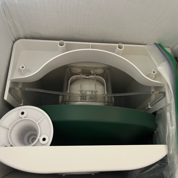 Smart Bird Feeder-Camera New in Box, solar/battery powered, taped label on box😬 - Picture 9 of 14